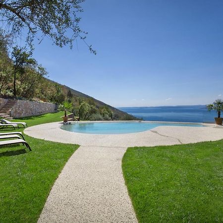 Villa Divina - Apt Icona Con Piscina E Vista Lago Castelletto Di Brenzone Bagian luar foto