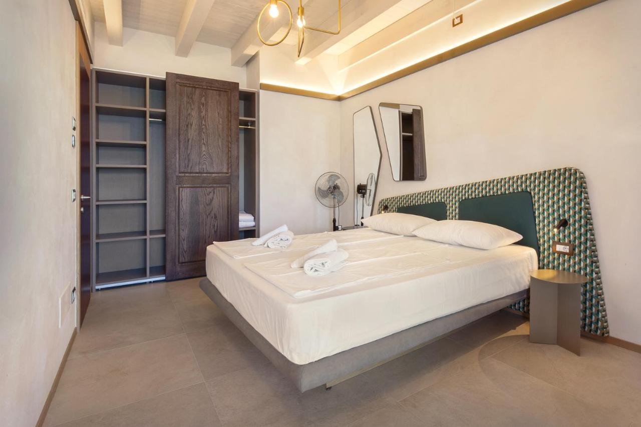 Villa Divina - Apt Icona Con Piscina E Vista Lago Castelletto Di Brenzone Bagian luar foto
