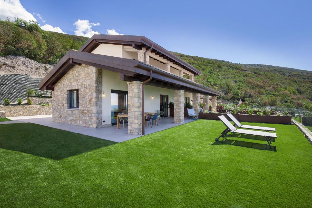 Villa Divina - Apt Icona Con Piscina E Vista Lago Castelletto Di Brenzone Bagian luar foto