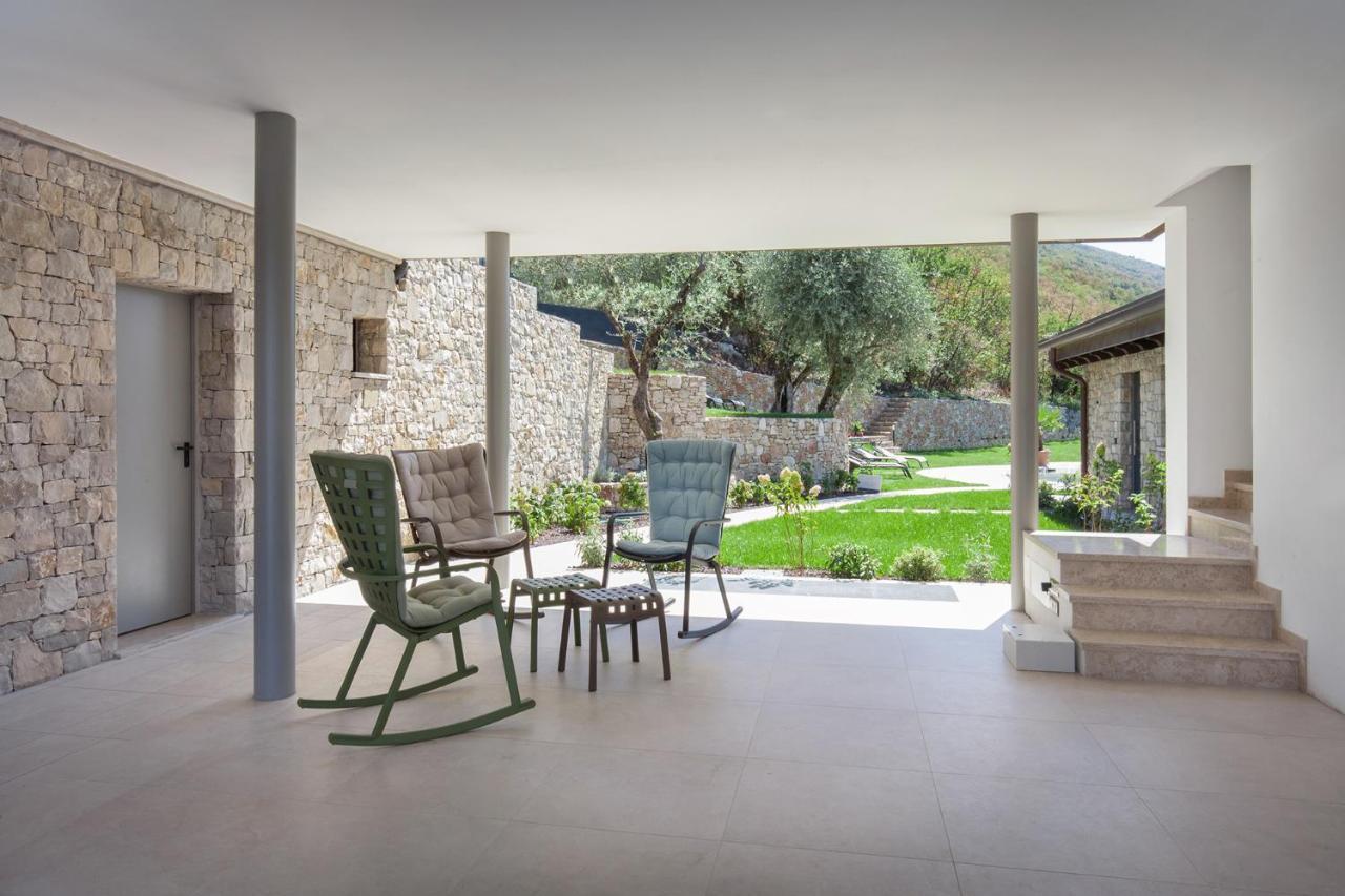 Villa Divina - Apt Icona Con Piscina E Vista Lago Castelletto Di Brenzone Bagian luar foto