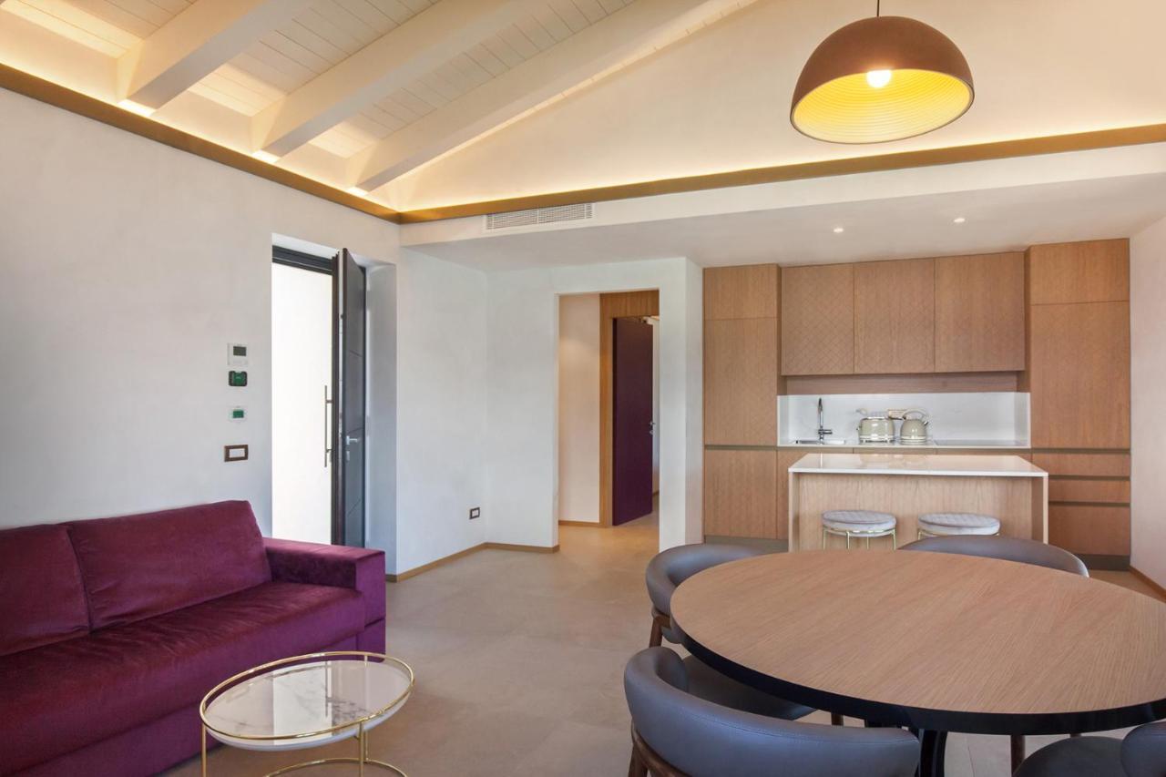 Villa Divina - Apt Icona Con Piscina E Vista Lago Castelletto Di Brenzone Bagian luar foto