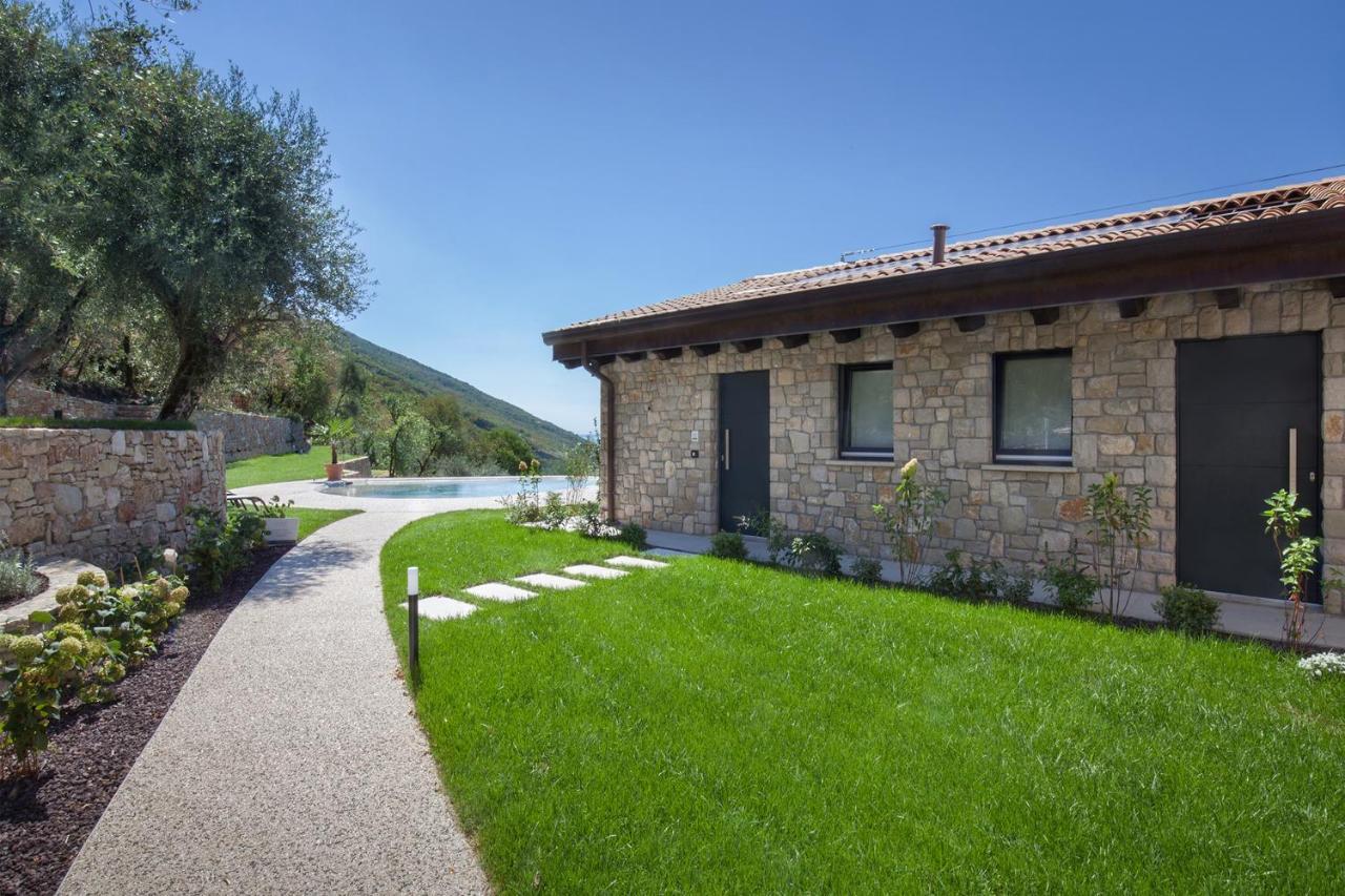 Villa Divina - Apt Icona Con Piscina E Vista Lago Castelletto Di Brenzone Bagian luar foto