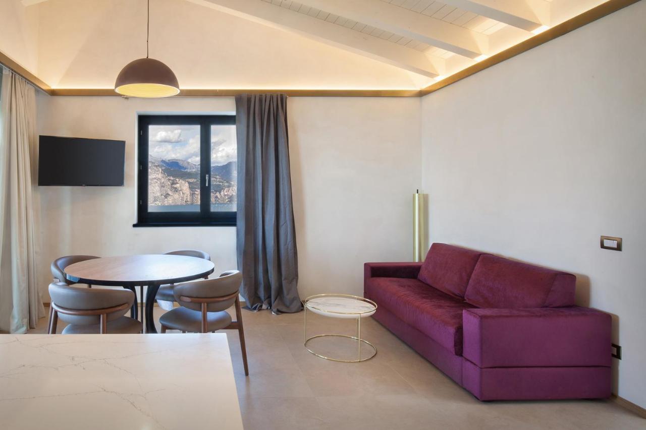 Villa Divina - Apt Icona Con Piscina E Vista Lago Castelletto Di Brenzone Bagian luar foto